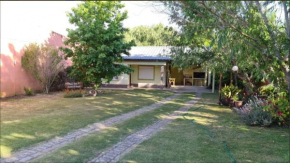 Preciosa casa en la tranquilidad de Colonia Relájate con toda la familia donde la tranquilidad se respira - A una cuadra de la mejor zona de la rambla de Colonia del Sacramento te espera esta casa par